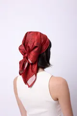 Pañuelo de seda con diseño estampado exclusivo de la marca.