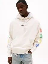 Buzo con capucha blanco de Tommy Jeans, corte amplio, con logo bordado en el pecho, logo del escudo en la espalda y escudos estampados en las mangas.