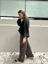 Sweater tejido color blanco, de manga larga con puño.