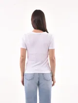 Remera celeste con estampado de la palabra 'blue' y su definición en inglés.