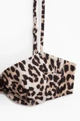 Top de bikini con estampado de leopardo, sin relleno, con tirantes ajustables y copas con aro.