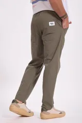 Pantalón de vestir azul marino, de corte recto, con bolsillos laterales y traseros. Se ajusta a la cintura con cinturón de cuero marrón.