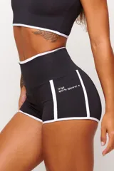 Short deportivo rojo con cintura alta y ribete blanco.