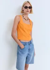 Top naranja con tirantes anchos y cuello cuadrado, con cierre frontal con botones.