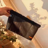 Cuello de cuero negro con interior de lana sintética negra.