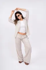 Camisa a rayas verticales color beige y blanco, con cuello clásico, cierre frontal con botones y mangas largas.