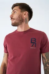 Remera de algodón color bordó con cuello redondo, calce regular, manga corta y logo bordado en el pecho.