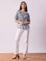 Blusa de gasa estampada, marca Zac & Rachel. Cuello a la base, escote en v con lazo de ajuste y manga corta con frunce.