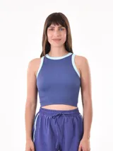 Musculosa corta de punto acanalado color lila con ribete celeste en cuello y sisas.