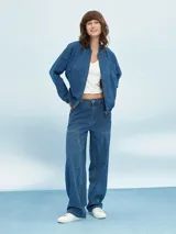 Campera de jean azul con cierre frontal, bolsillos laterales y puños elastizados.