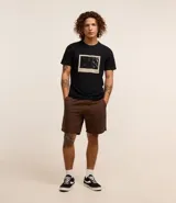 Remera negra de algodón con estampa photoprint del mar con tablas de surf.