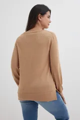 Sweater lila de tejido de punto, con escote en V y mangas largas.