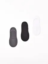 Pack de tres medias invisibles en colores negro, gris y blanco.