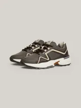 Zapatillas de running Tommy Hilfiger color gris con detalles en marrón y blanco.