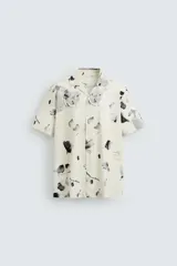 Camisa de manga corta con cuello bowling y estampado floral en tonos blanco y negro.