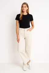 Pantalón de jean color crudo, de corte recto y tiro alto, con bolsillos delanteros y traseros.