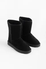 Pantubota corta de gamuza sintética color negro, con interior de piel sintética.