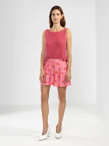 Short negro con estampado de aves blancas, cintura elastizada, pliegues al frente y bolsillos laterales.