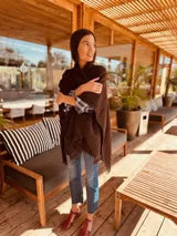 Ruana de lana merino color chocolate con flecos.