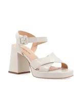 Sandalias de cuero color canela con plataforma y tacón ancho. Tiras cruzadas en el empeine y pulsera ajustable con hebilla en el tobillo.
