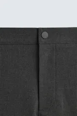 Pantalón largo de vestir gris claro con estampado de cuadros, corte slim fit y cintura elástica. Confeccionado en tejido con alta elasticidad, bolsillos frontales y cierre frontal con cremallera y botón.