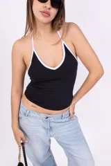 Musculosa color beige con breteles finos.