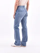 Pantalón de jean azul de corte oxford, tiro alto y bolsillos delanteros y traseros.