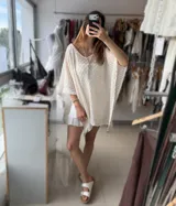 Capa de tejido crochet color crudo, con escote en V y mangas 3/4.