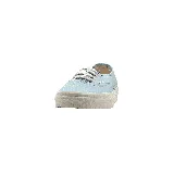Zapatillas Vans Authentic celestes con suela color crema y cordones blancos.
