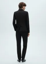 Pantalón de vestir azul marino con corte cigarette, tiro medio y ruedo con dobladillo.