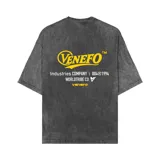 Remera de algodón 100% color gris oscuro con efecto acid washed. Estampa grande en la espalda con el logo "Venefo" en amarillo y texto en blanco que incluye "Industries Company \ 004®1994" y "Worldtribe Co".