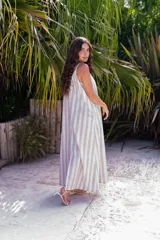 Vestido largo rojo de muselina con rayado de lino, corte suelto y breteles finos.