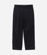 Pantalón negro de corte baggy confeccionado en sarga de sastrería, con cintura con trabillas, bolsillos y detalle de pliegues.