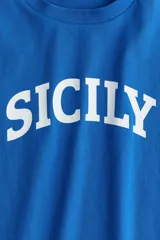 Remera azul de algodón con cuello redondo y estampado frontal con la palabra "Sicily" en color blanco.