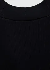 Body negro de tejido de punto fino con cuello halter y espalda descubierta.