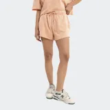 Short de algodón color salmón claro con efecto acid wash, cintura elastizada con cordón ajustable y terminación deshilachada en el ruedo.