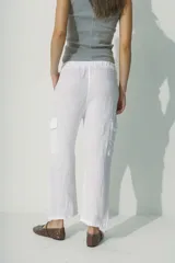 Pantalón negro de lino con bolsillos cargo laterales y corte recto.