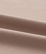 Top sin mangas color beige, de tejido liso y ajustado, con escote redondo y breteles anchos.