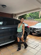 Bota Givenchy Shark Lock de cuero negro con caña alta y punta fina. Presenta un candado plateado con llave en el tobillo.