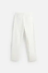 Pantalón de jean blanco, corte recto, con bolsillos frontales y traseros tipo parche.
