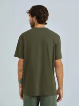 Camiseta marrón de corte recto y mangas cortas.
