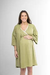 Camisón verde con textura acanalada, escote cruzado con puntilla blanca, corte imperio y mangas 3/4.