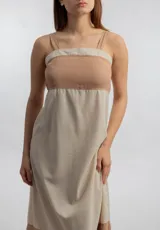 Vestido largo de tirantes finos con bloques de color: marrón claro en la parte superior, beige en el centro y marrón oscuro en el ruedo.