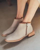 Bota corta de cuero negro con cierre lateral y suela de madera.