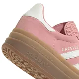 Championes Adidas modelo Gazelle Bold W, color rosa claro con tres franjas blancas en el lateral. Presentan una plataforma gruesa de goma color goma/marrón claro. El talón es blanco y la lengüeta tiene un patrón texturizado.