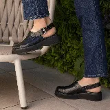 Sueco de cuero vacuno color negro con detalle de textura tipo cocodrilo.