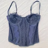 Corset celeste de encaje con escote corazón y breteles finos.