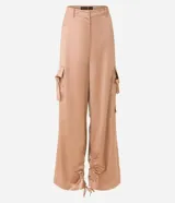Pantalón wide leg de textura acetinada color café, con bolsillos cargo con solapa en los laterales y tira con moña en los bolsillos y en la barra. Cintura con trabillas y cierre por botón y cremallera.