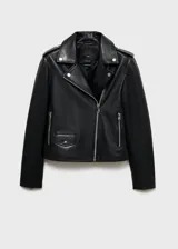 Campera de cuero ovino negra, estilo biker, con cuello con solapa, cierre frontal asimétrico con cremallera, mangas largas con cremallera en los puños y dos bolsillos laterales con cremallera. Tiene forro interior.