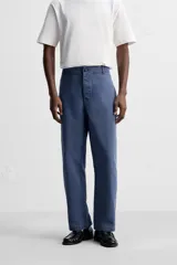 Pantalón azul de corte recto, con cintura ajustable, bolsillos laterales y traseros, y bolsillo tipo plastrón en la pierna. Tiene un lavado vintage con efecto de manchas.